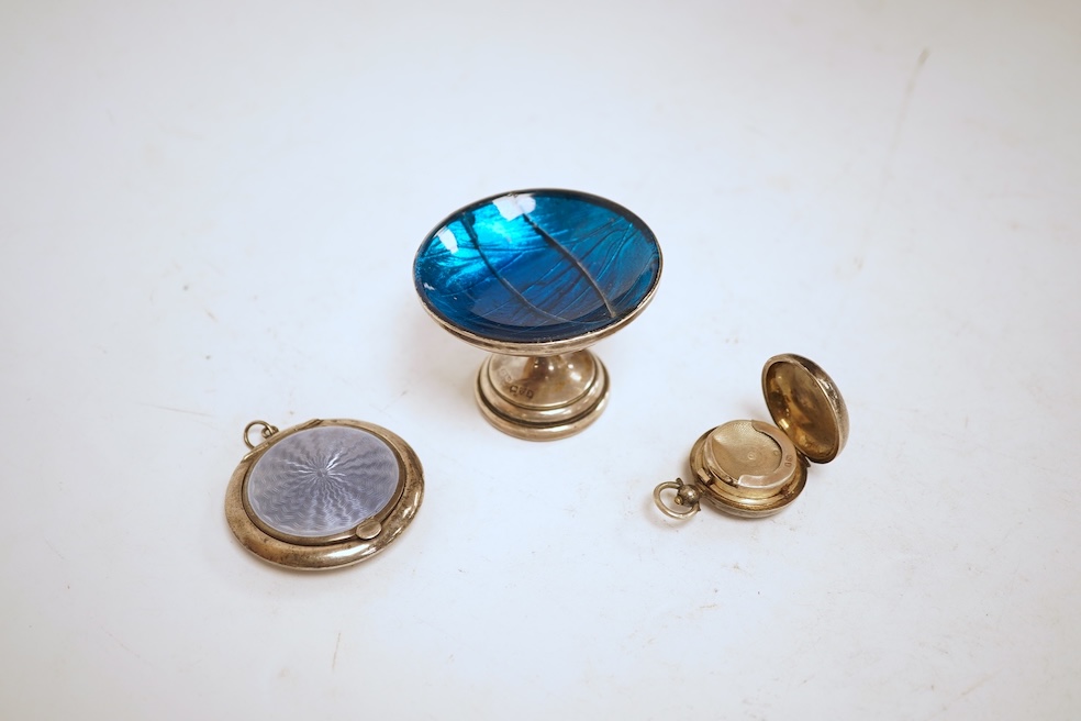 A collection of small silver including a pair of Edwardian rectangular dishes, Thomas Woolley, Birmingham, 1901, 13.2cm, a mug, two handled cup, cigarette case, photograph frame, toast rack, wine label, sovereign case et